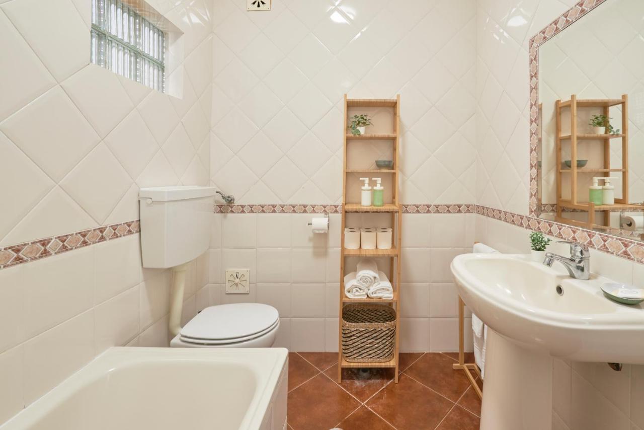 Central & Sunny 2Br Apt Near Beach, By Timecooler سيتوبال المظهر الخارجي الصورة